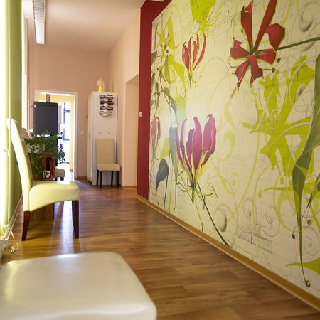 Flur vom Physioteam Wagner Querfurt mit floralem Wandmuster