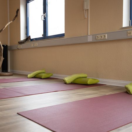 Kursraum mit Sportmatten auf dem Boden