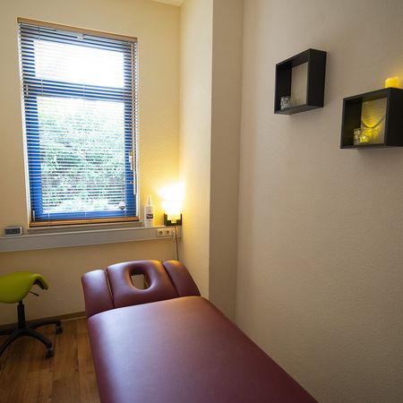 Wellnessraum in der Praxis von Physioteam Wagner Querfurt mit Liege