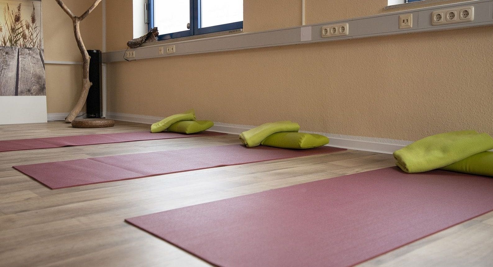 Rote Sportmatten liegen nebeneinander auf dem Boden