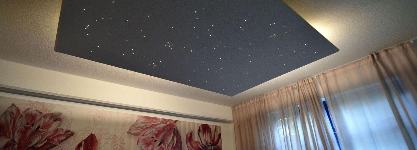 Bild von einem Behandlungsraum mit Sternendecke